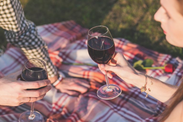 couple wine picnic